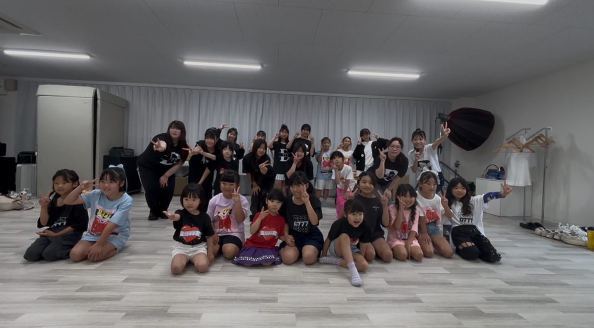 DANCE  STUDIO D777